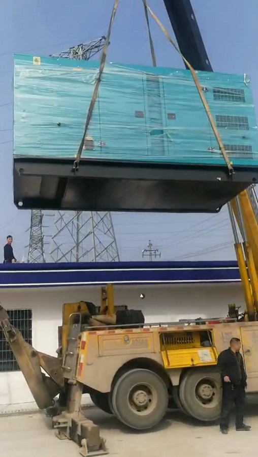 明邦工作人员在岳阳临湘安装调试康明斯发电机组1