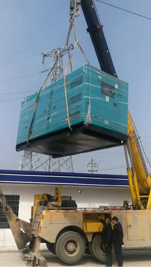 明邦工作人员在岳阳临湘安装调试康明斯发电机组7