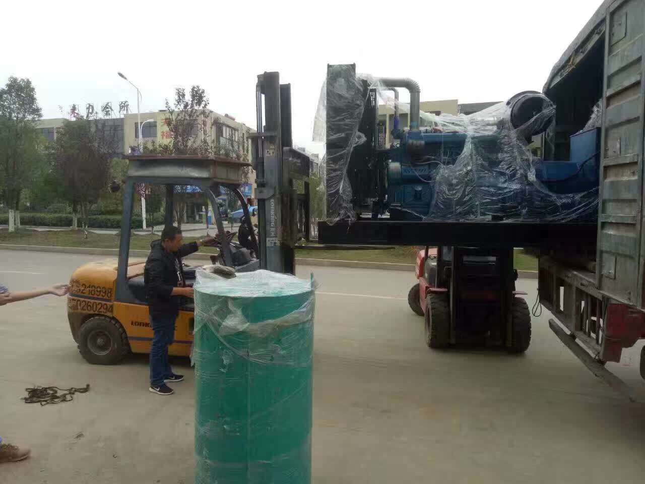 明邦400kw发电机正在卸货1