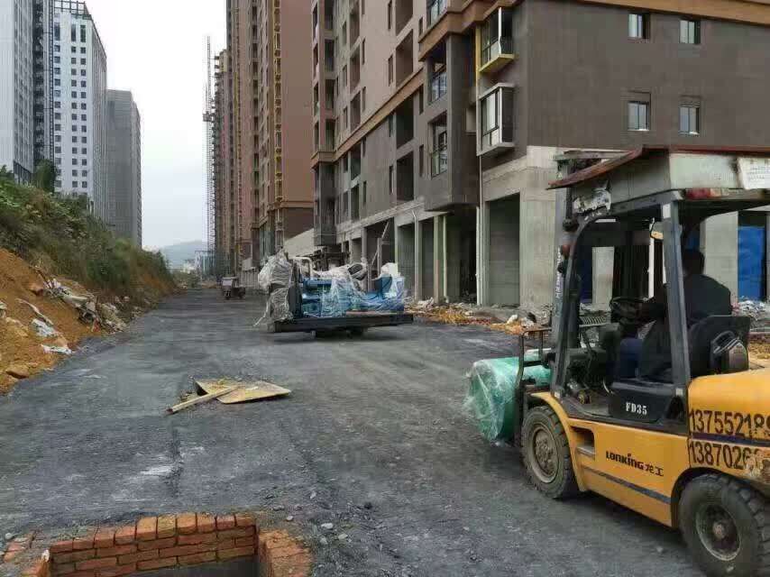 明邦400kw发电机正在卸货2