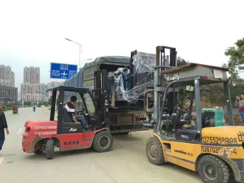 明邦400kw发电机正在卸货3