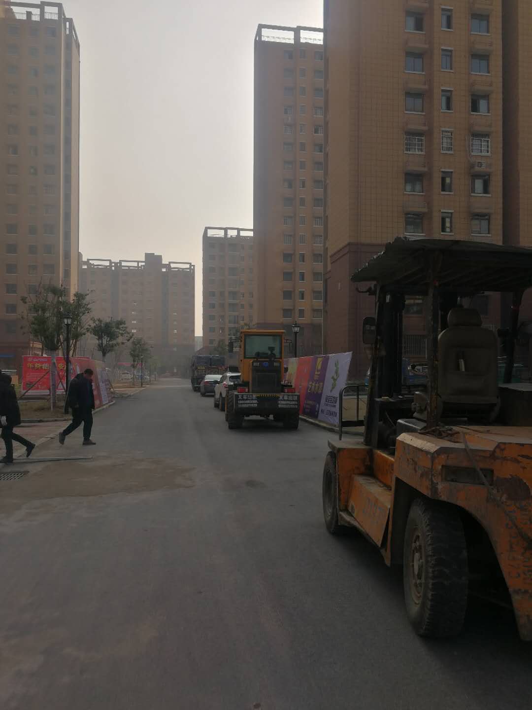 明邦发电机正在卸货