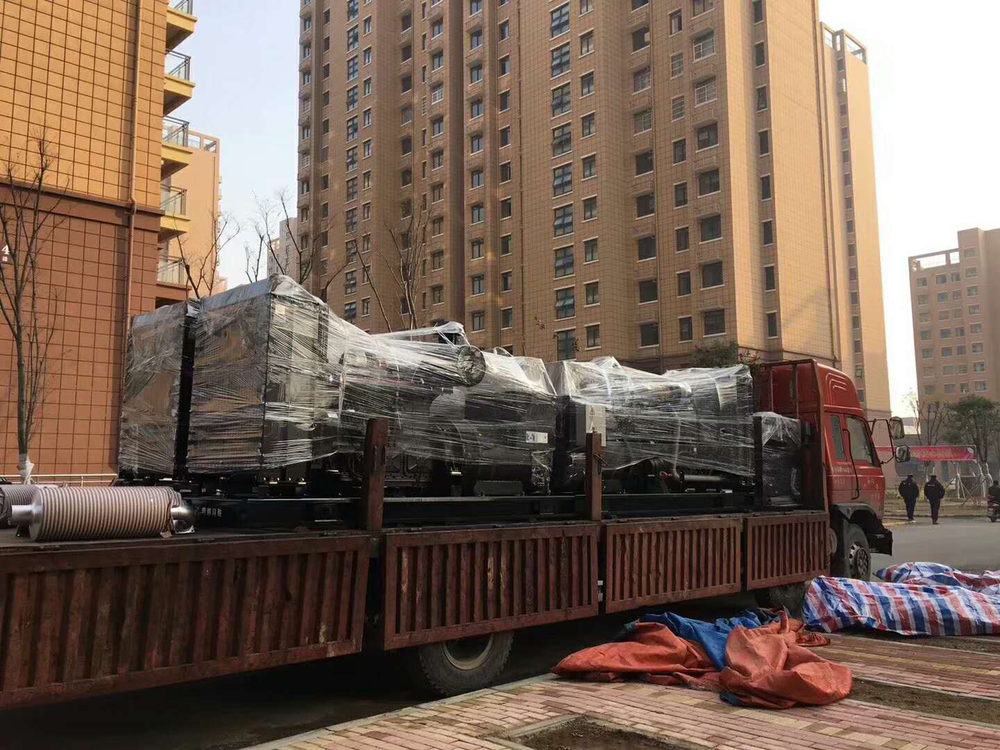 明邦发电机正在卸货5