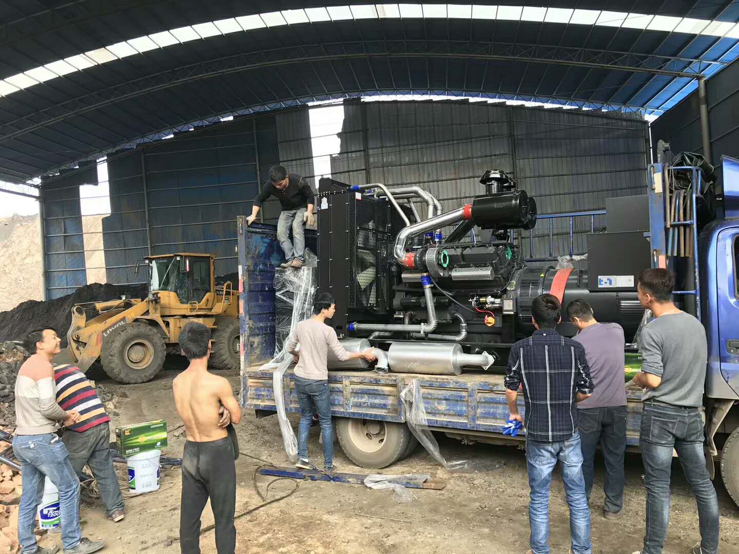 明邦工作人员正在江西萍乡进行发电机安装调试