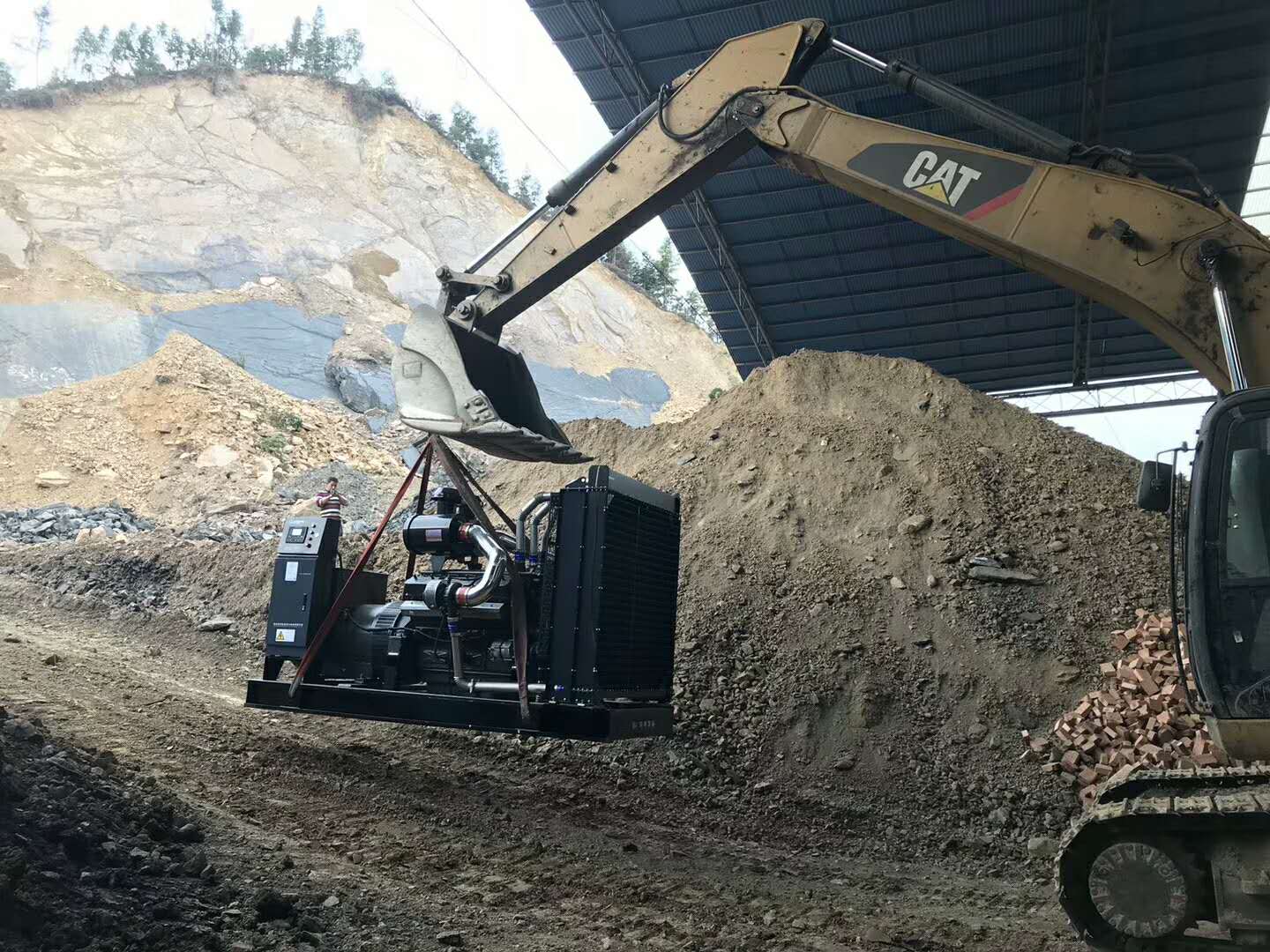 明邦工作人员正在江西萍乡进行发电机安装调试1