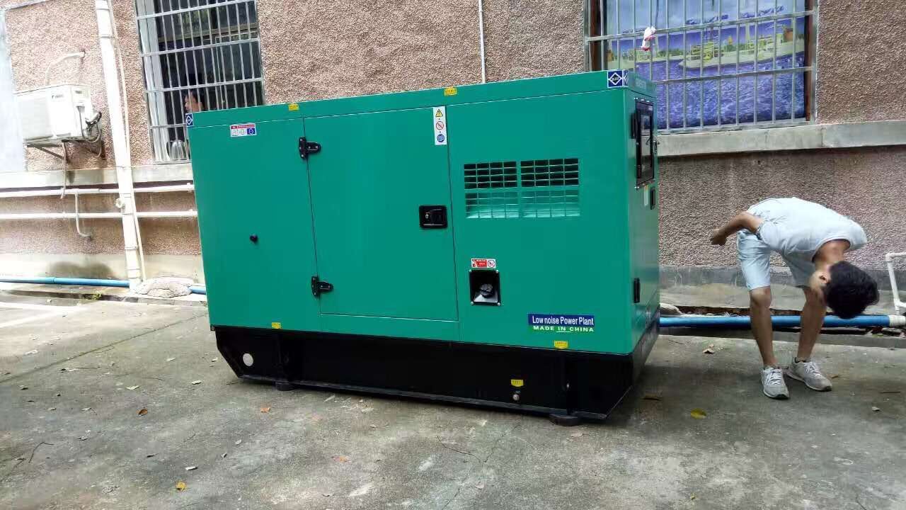 明邦工作人员正在进行安装潍柴发电机