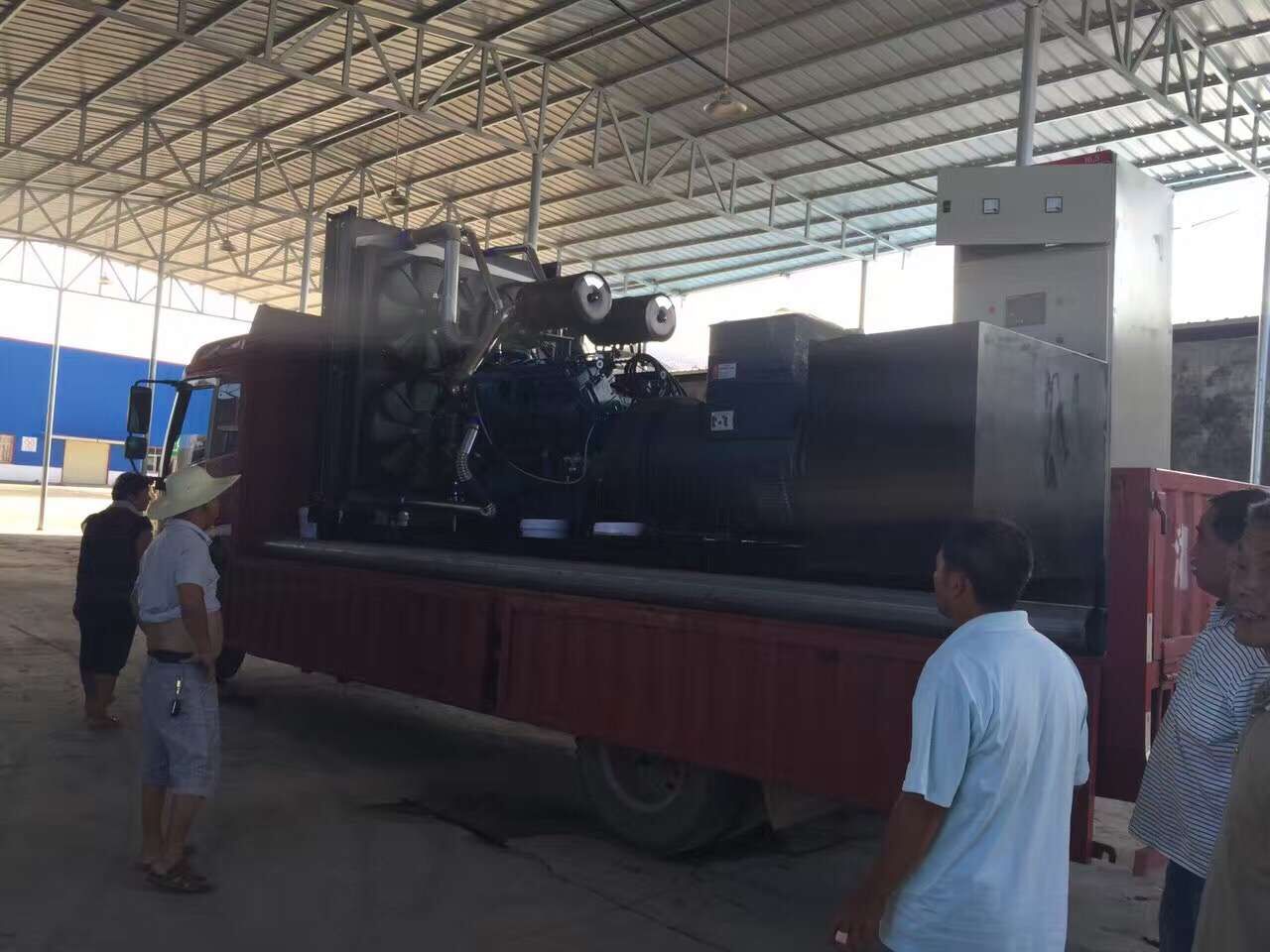 明邦工作人员在永州东安进行900kw康明斯发电机安装调试