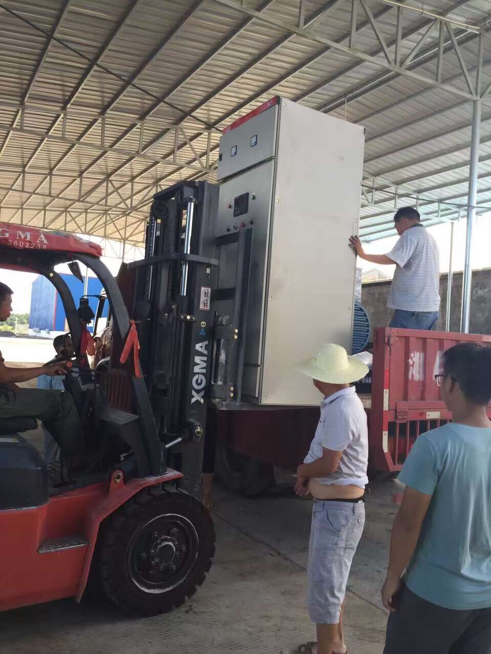 明邦工作人员在永州东安进行900kw康明斯发电机安装调试2