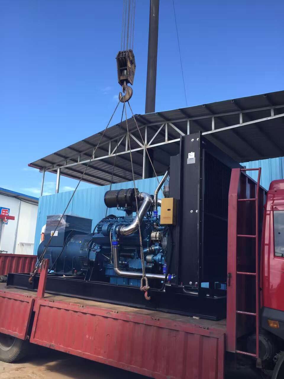 明邦工作人员在永州东安进行900kw康明斯发电机安装调试3