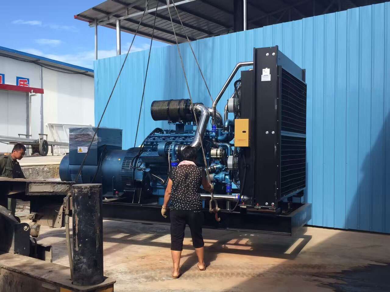 明邦工作人员在永州东安进行900kw康明斯发电机安装调试4